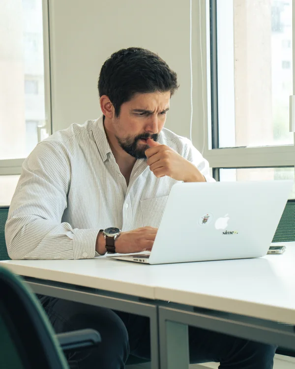 Wassim, développeur de My e-Farm, à son poste de travail